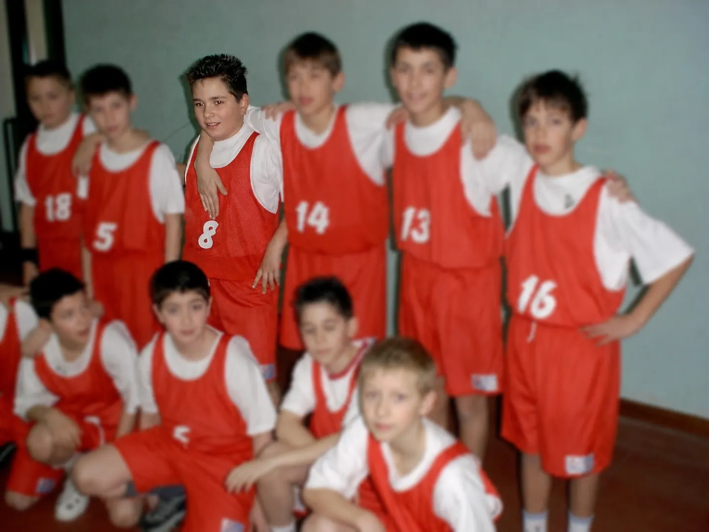 Massimo Filippi bambino, in tenuta da basket con la squadra