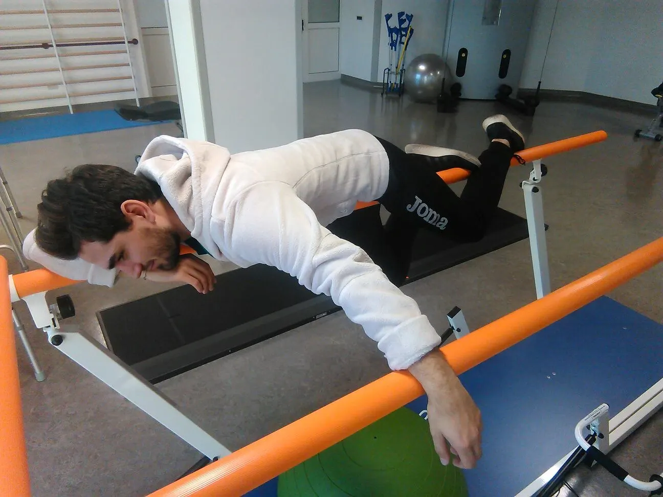 Massimo Filippi in studio, negli anni della fisioterapia classica