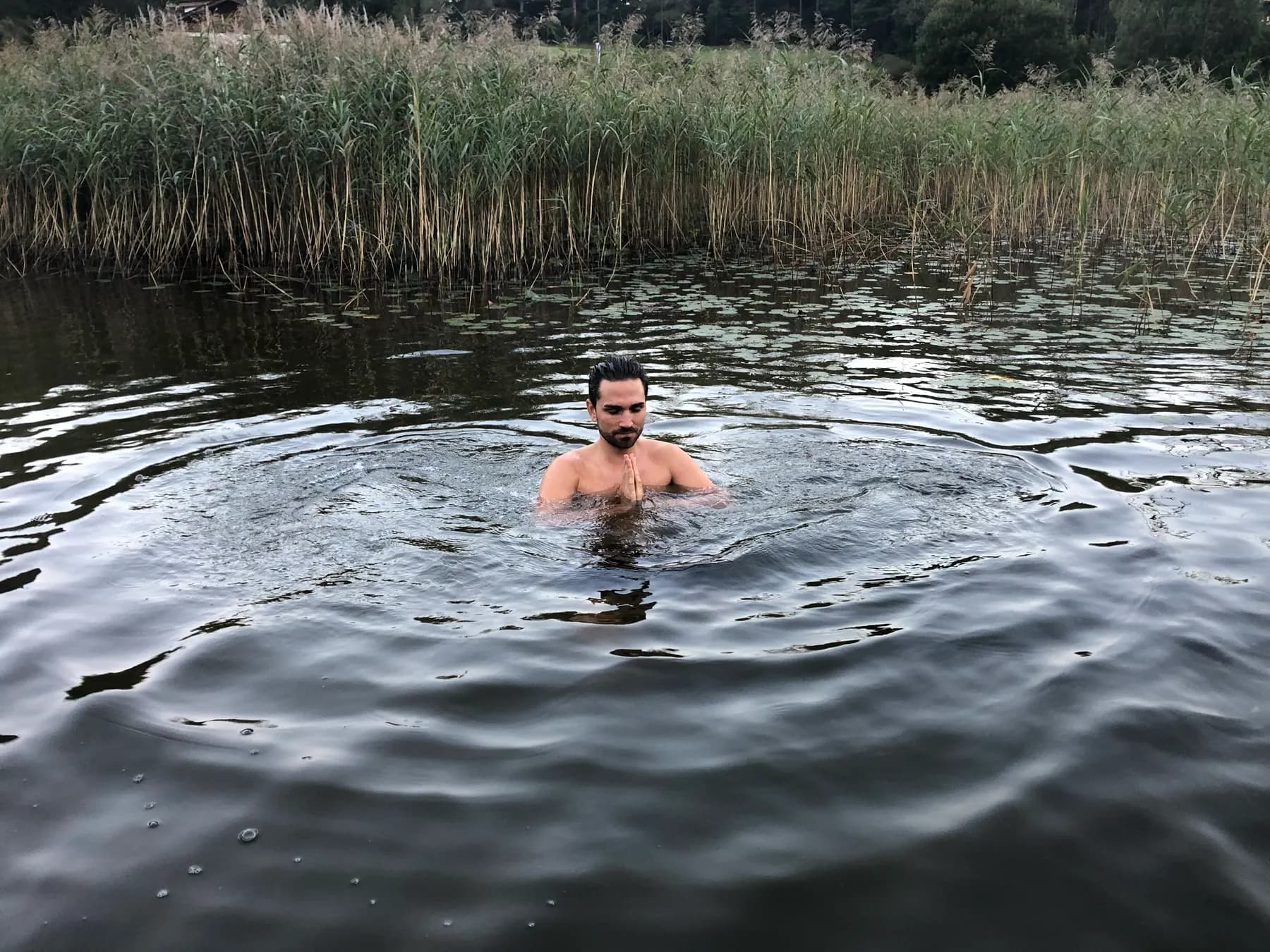 Massimo Filippi immerso nell'acqua fredda di un lago